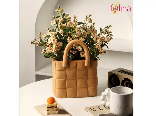 vaza ceramica bej in forma geanta