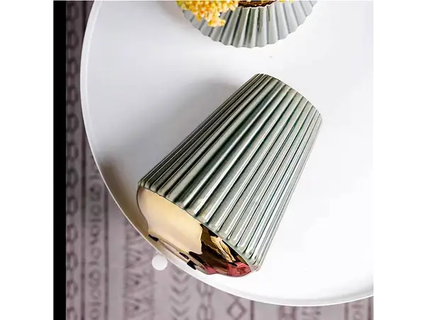 vaza flori cu detalii aurii