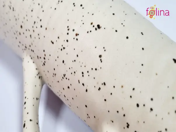 vaza tip ulcior din ceramica alb murdar