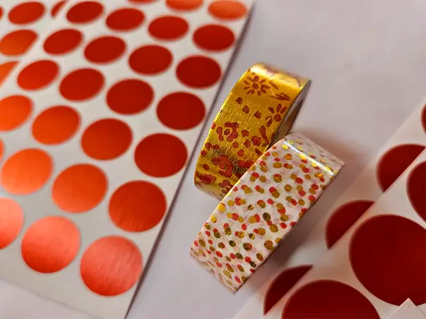 washi tape cu model rosu auriu