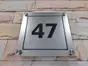 Plăcuţă număr casă, din bond argintiu mat, personalizată prin gravare, cu 4 distanțiere incluse