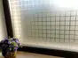 Folie geam autoadezivă, Folina Office, sablare cu pătrate gri, 90 cm lățime