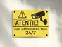 Plăcuță din acril gravată atenționare zonă supravegheată video, distanțiere incluse