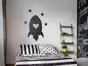 Sticker navă spațială, tip tablă de scris cu cretă, negru, 70x120 cm, racletă de aplicare inclusă.