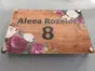 Plăcuţă cu număr și/sau adresă casă, model floral, din acril și scris din vinil, cu text personalizat