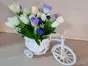 Bicicletă decorativă cu flori artificiale mov şi crem