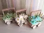 Cărucior decorativ din lemn cu flori artificiale