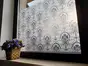 Folie geam autoadezivă Livia, Folina, sablare cu model floral maro, 100 cm lăţime