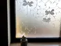 Folie geam autoadezivă, Folina Lucia, sablare cu model flori albe, rolă de 90x300 cm, racletă pentru aplicare inclusă