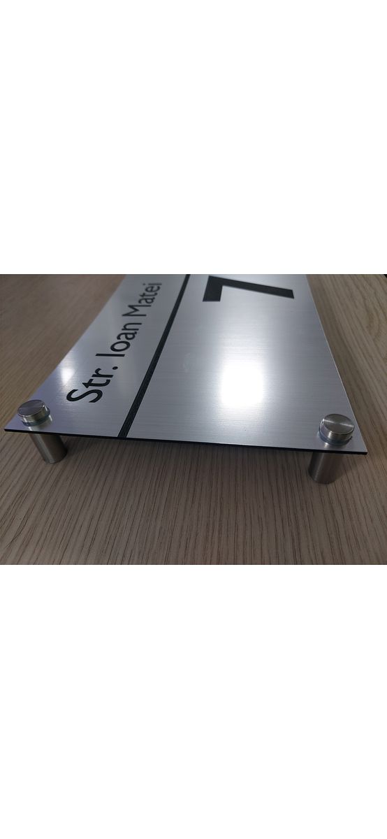 Plăcuţă cu număr și/sau adresă casă, din bond argintiu mat, cu text personalizat gravat