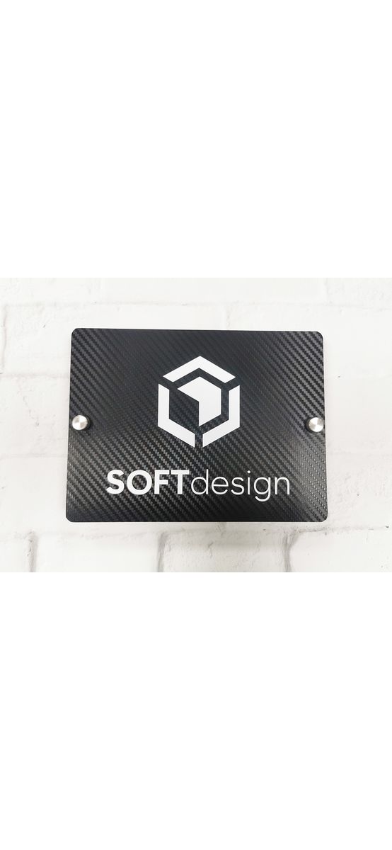 Placuță adresă sau logo model carbon 3D, pe suport de plexiglass cu text personalizat din vinil