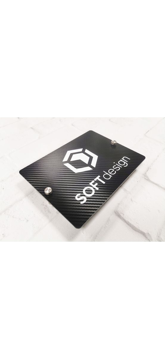 Placuță adresă sau logo model carbon 3D, pe suport de plexiglass cu text personalizat din vinil