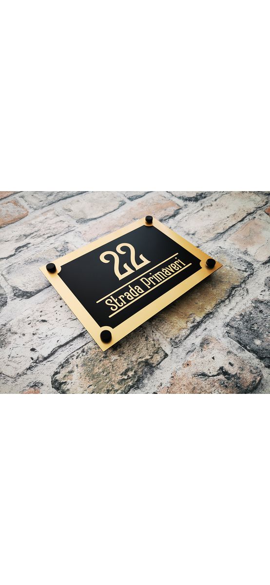 Plăcuţă adresă model contemporan, din bond argintiu sau auriu, cu text personalizat