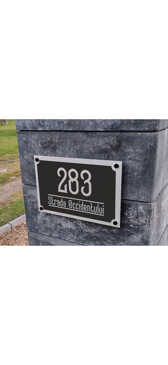 Plăcuţă adresă model contemporan, din bond argintiu sau auriu, cu text personalizat