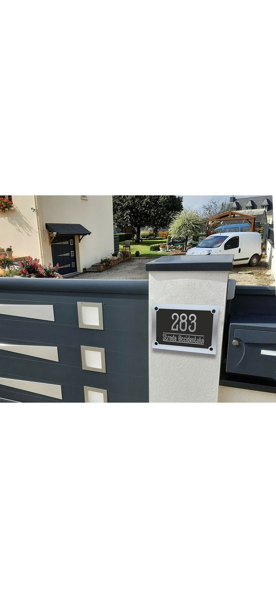 Plăcuţă adresă model contemporan, din bond argintiu sau auriu, cu text personalizat