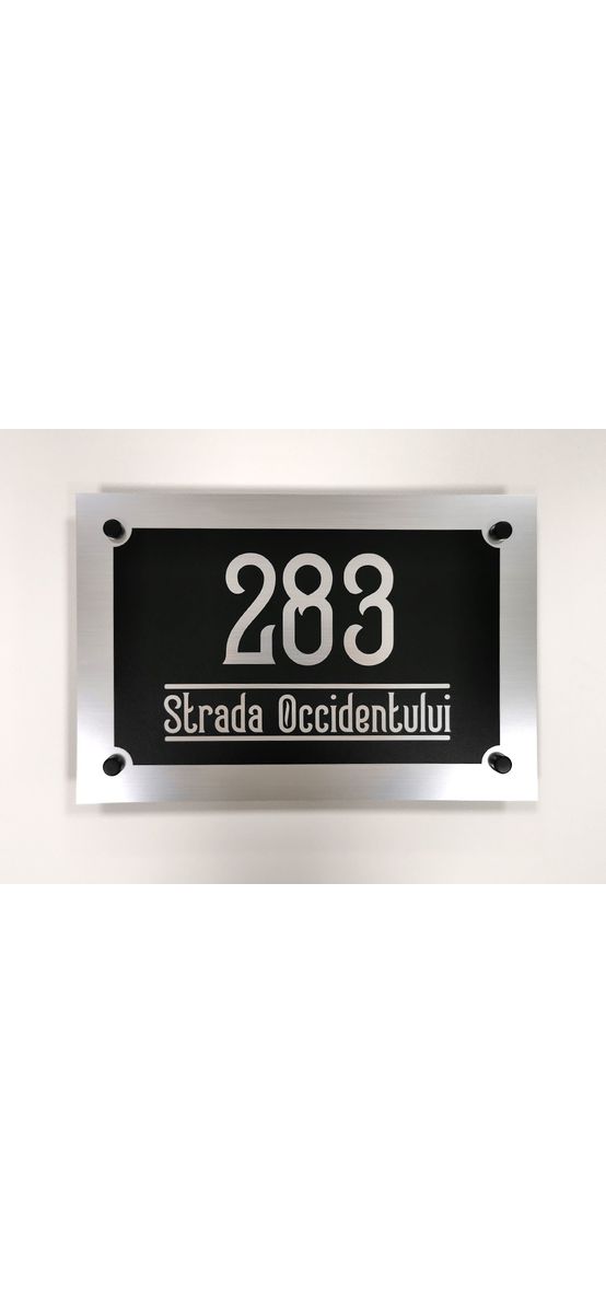 Plăcuţă adresă model contemporan, din bond argintiu sau auriu, cu text personalizat