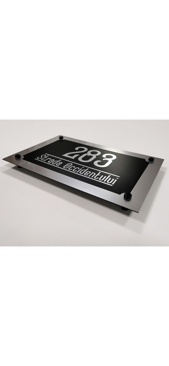 Plăcuţă adresă model contemporan, din bond argintiu sau auriu, cu text personalizat