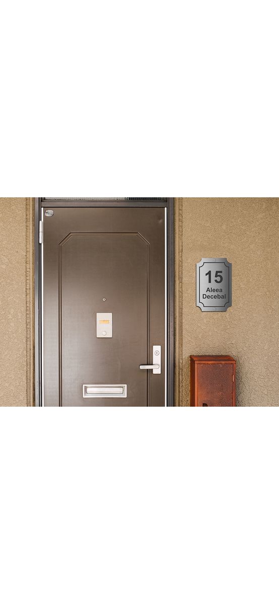 Plăcuţă nume și număr stradă, din bond argintiu mat, cu text personalizat prin gravare, modele diverse