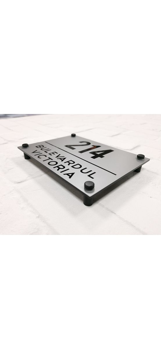 Plăcuţă adresă model Graphite, din acril colantat, cu text personalizat