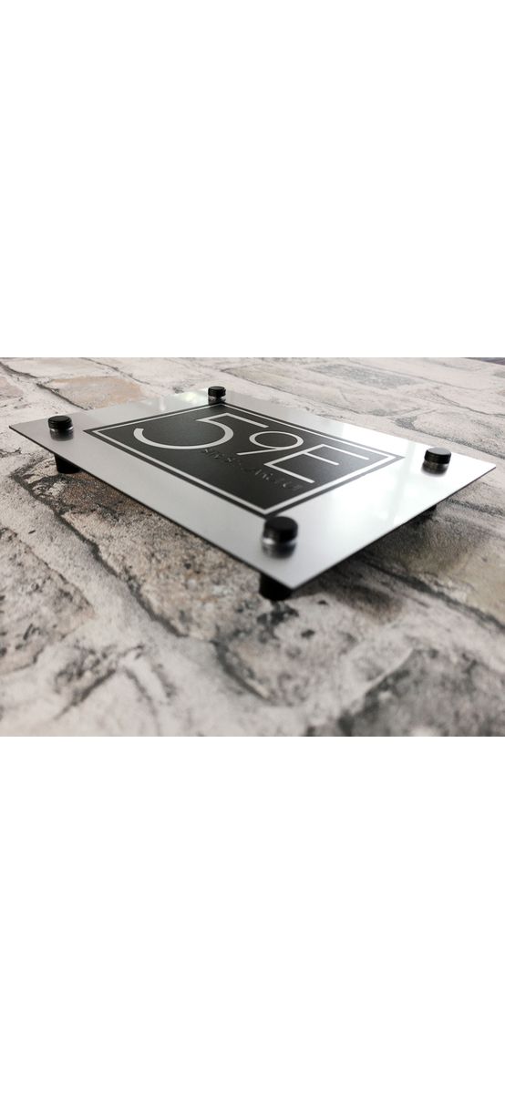 Plăcuță adresă model modern, din bond argintiu sau auriu, cu text personalizat
