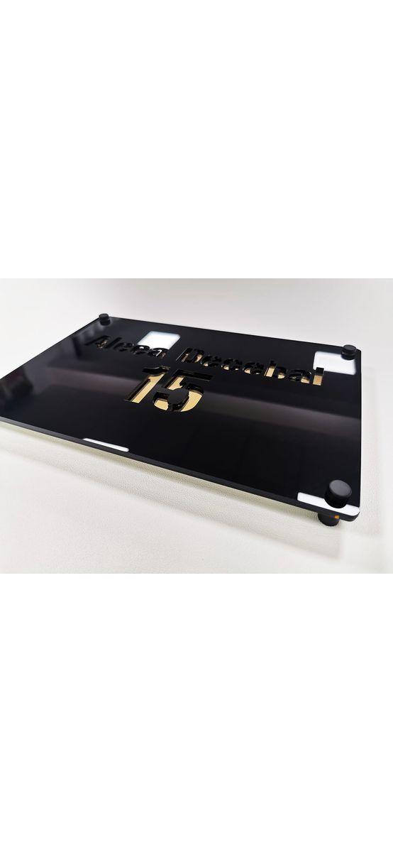 Plăcuţă 3D cu număr și/sau adresă casă, din plexi negru și auriu, cu text personalizat