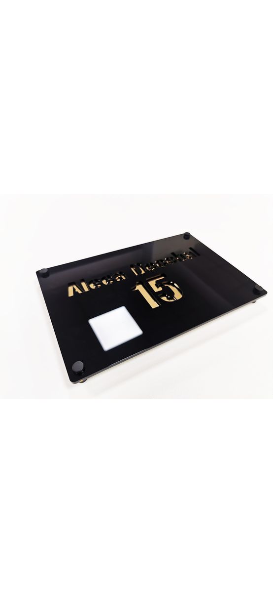 Plăcuţă 3D cu număr și/sau adresă casă, din plexi negru și auriu, cu text personalizat