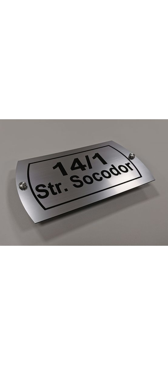 Plăcuţă nume și număr stradă, din bond argintiu mat, cu text personalizat prin gravare, modele diverse