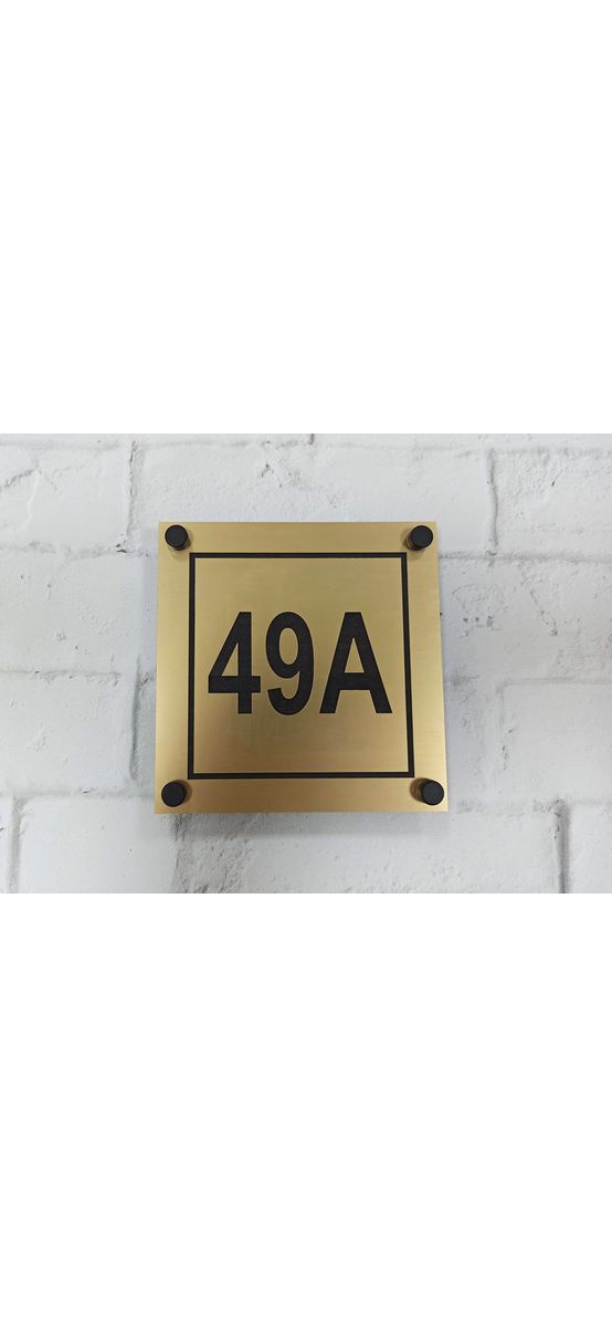 Plăcuţă număr casă, din bond auriu, personalizată, cu 4 distanțiere incluse