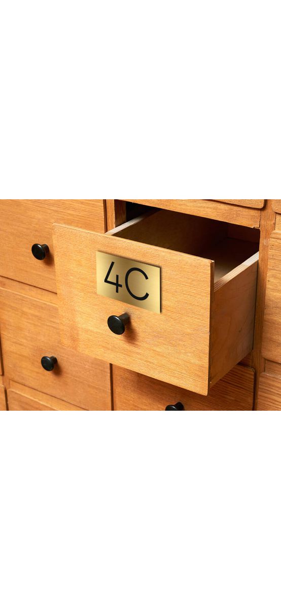 Plăcuțe numerice pentru uși, vestiare, dulapuri și sertare - gravate în mai multe culori