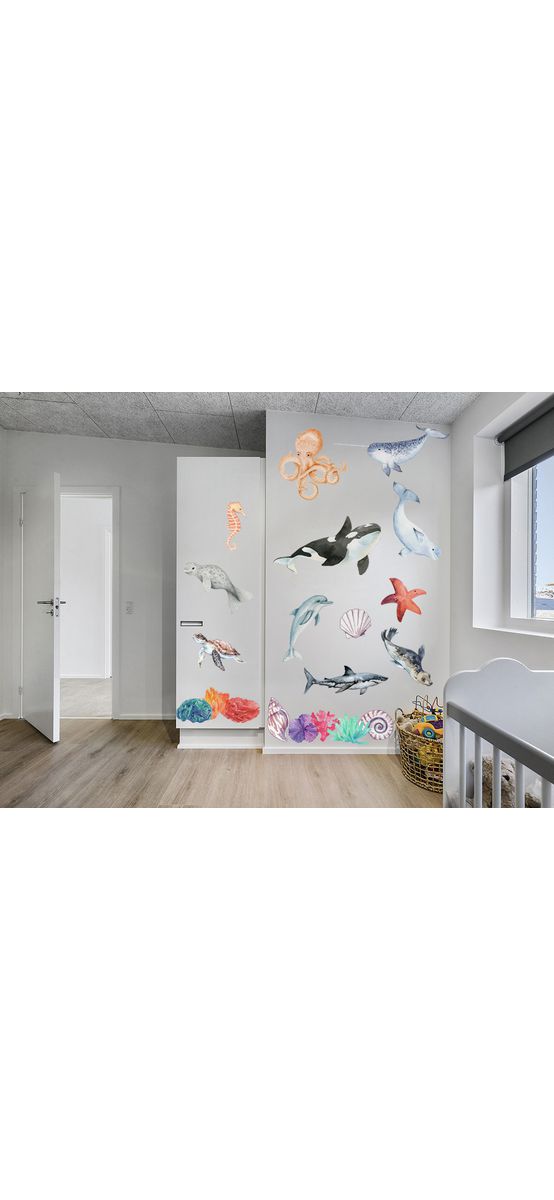 Set 23 stickere Waterworld, decoraţiune cu pești colorați și corali pentru camera copiilor, planșă de 120x120 cm, racletă de aplicare inclusă.