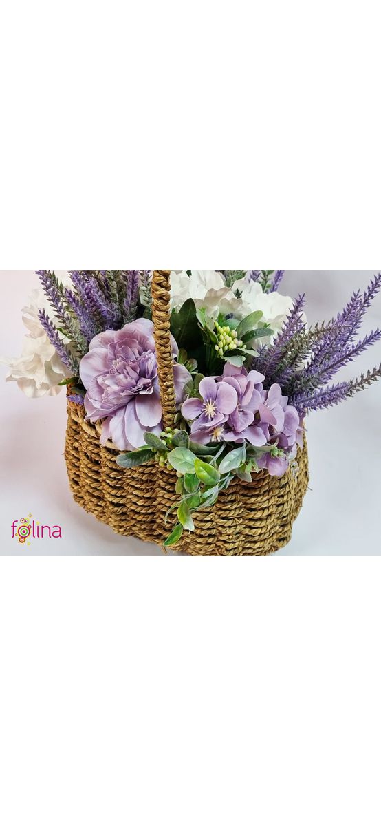 Coş decorativ din ratan împletit, cu flori artificiale lila, lavandă, hortensii şi bujori