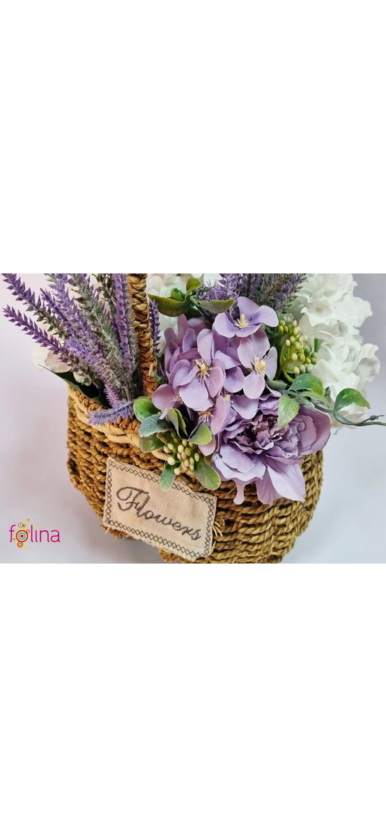 Coş decorativ din ratan împletit, cu flori artificiale lila, lavandă, hortensii şi bujori