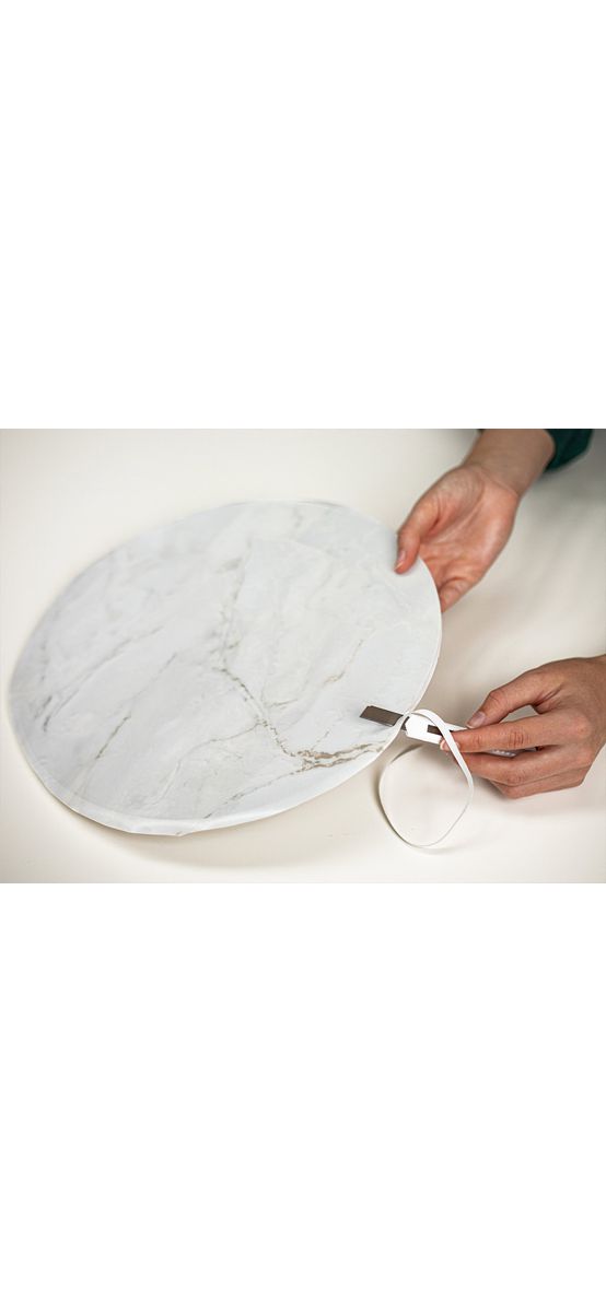 Autocolant mobilă Romeo Matt White, d-c-fix, imitaţie marmură, rolă de 67 cm x 5 metri, cu racletă şi cutter