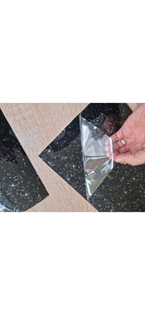 Autocolant mobilă decorativ, Folina, negru lucios cu inserţii gri, rolă de 75x300 cm