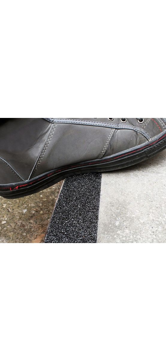 Bandă antialunecare, antiderapantă,  autoadezivă cu granulație grosieră, culoare gri, ideală pentru scări și podele, rolă 5 cm x 5 m
