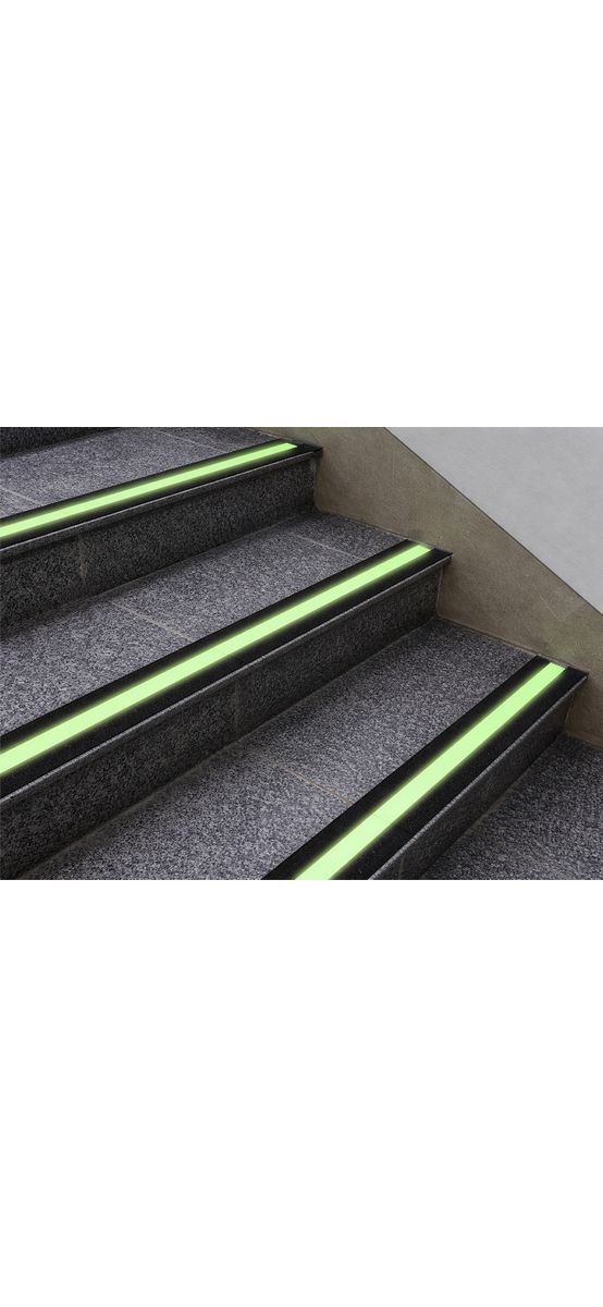 Bandă antiderapantă autoadezivă cu inserție fotoluminiscentă verde pentru marcaj trepte, 5x500 cm