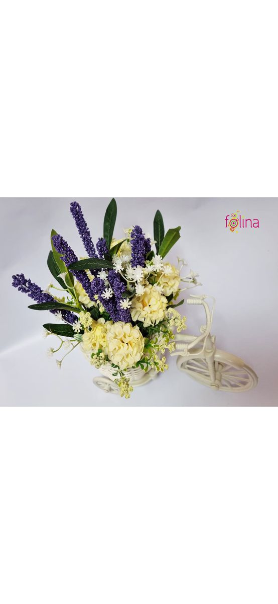 Bicicletă decorativă albă, Folina, cu garofiţe crem şi plante mov artificiale