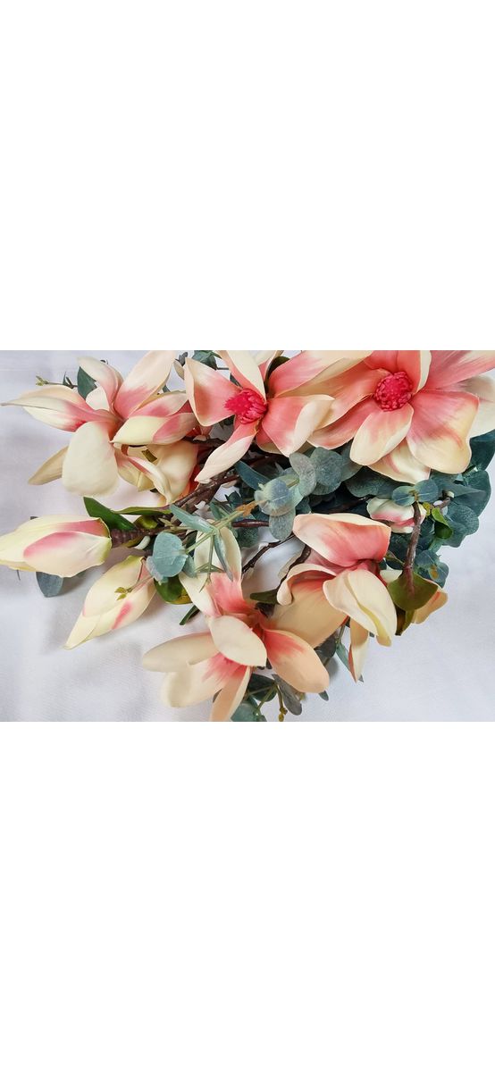 Buchet flori artificiale, magnolii crem şi plante verzi, 80 cm înălţime