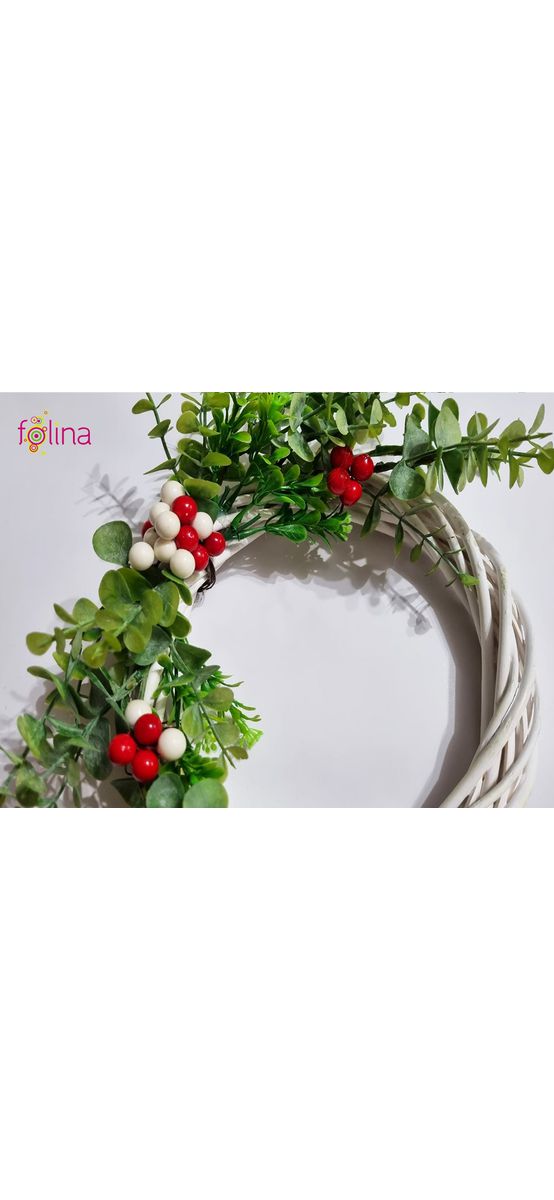 Coroniţă din nuiele albă decorată cu plante artificiale verzi şi stamine roşii, 20 cm