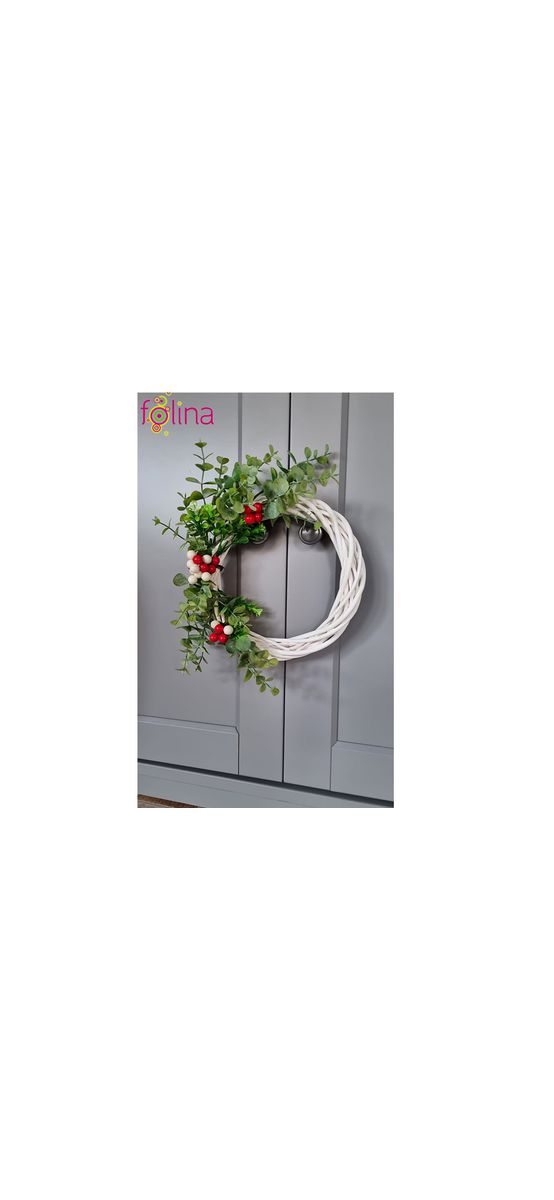 Coroniţă din nuiele albă decorată cu plante artificiale verzi şi stamine roşii, 20 cm