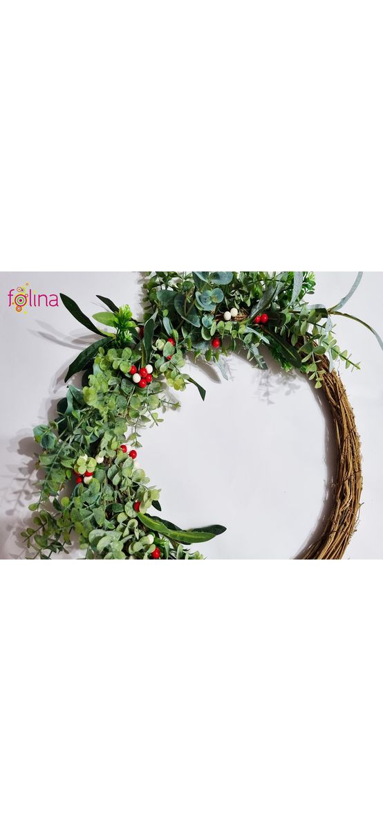 Coroniţă din nuiele, decorată cu plante artificiale verzi şi stamine roşii, 40 cm diametru