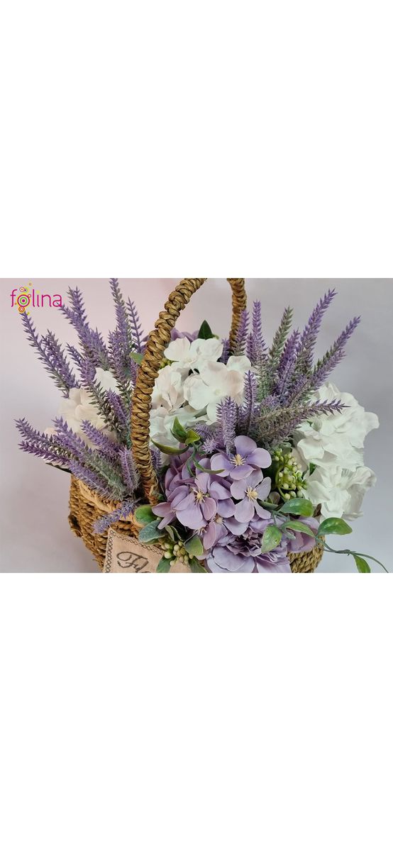 Coş decorativ din ratan împletit, cu flori artificiale lila, lavandă, hortensii şi bujori