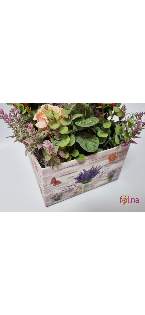 Aranjament cu trandafiri şi plante artificiale, Folina, în cutie decorativă lila