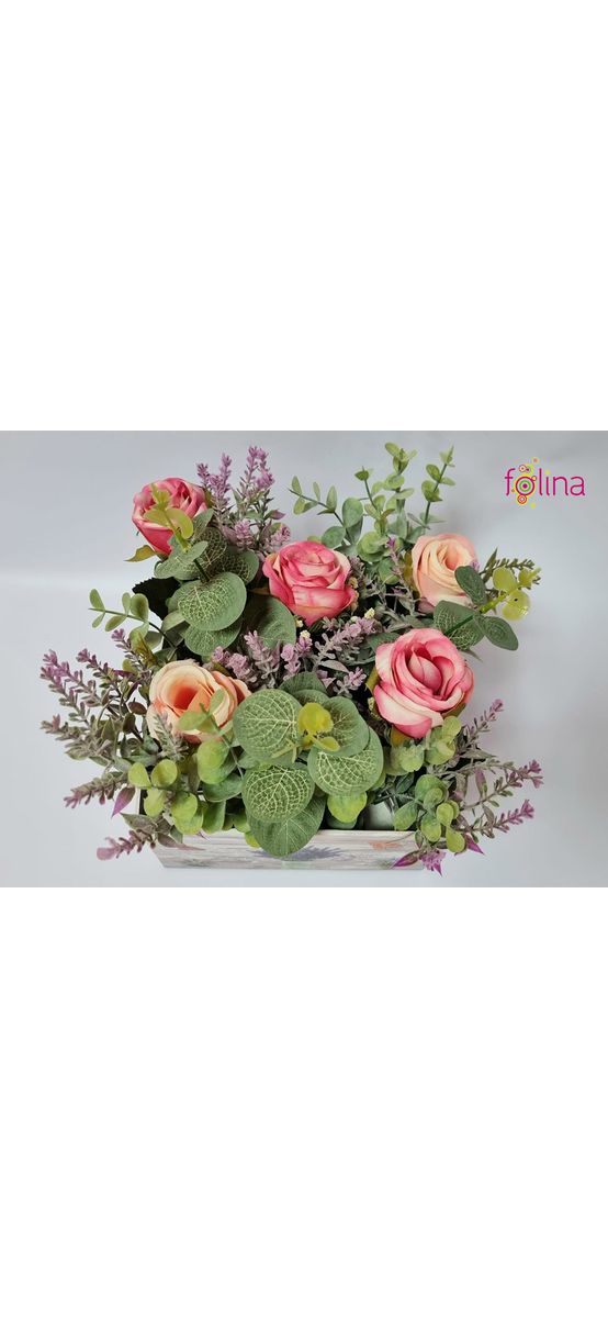 Aranjament cu trandafiri şi plante artificiale, Folina, în cutie decorativă lila