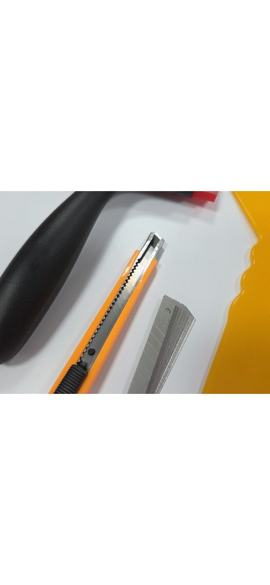 Set aplicare folie geam – 5 piese: raclete plastic, racletă silicon cu mâner, cutter cu 10 rezerve