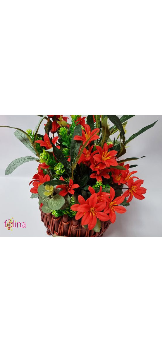 Coş din lemn maro roşiatic, cu flori artifciale roşii, 30 cm