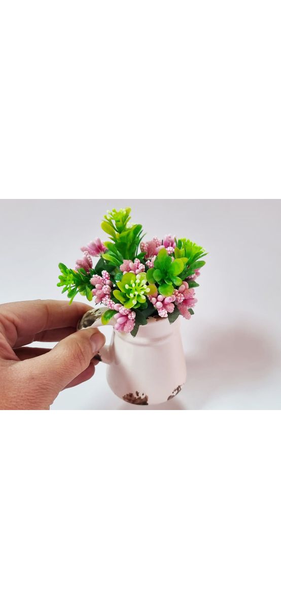 Decoraţiune cu flori artificiale verzi şi roz în vas ceramic alb