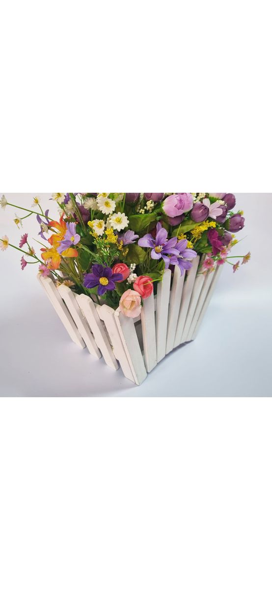 Decoraţiune cu flori artificiale multicolore în cutie din lemn alb