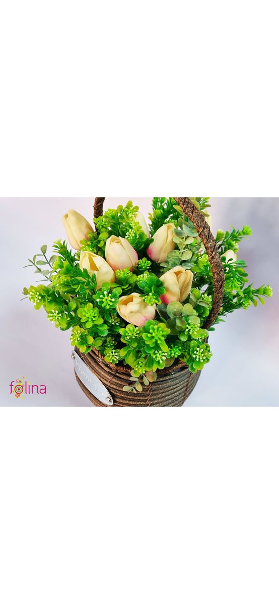 Coş decorativ din ratan, cu lalele artificiale roz pal şi plante verzi