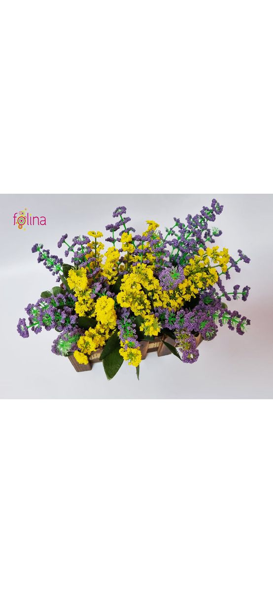 Decoraţiune cu flori artificiale mov şi galbene, în cutie din lemn maro